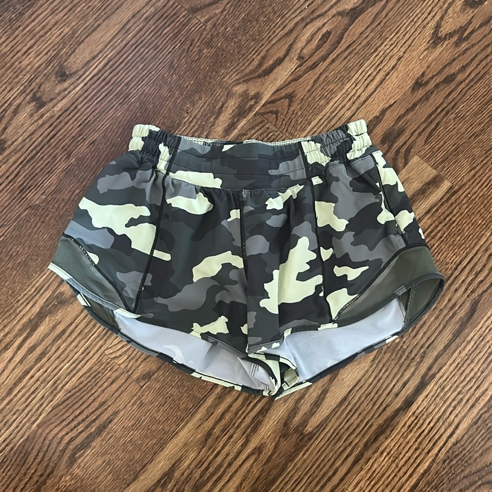 Lululemon camo hotty hot short 2.5”